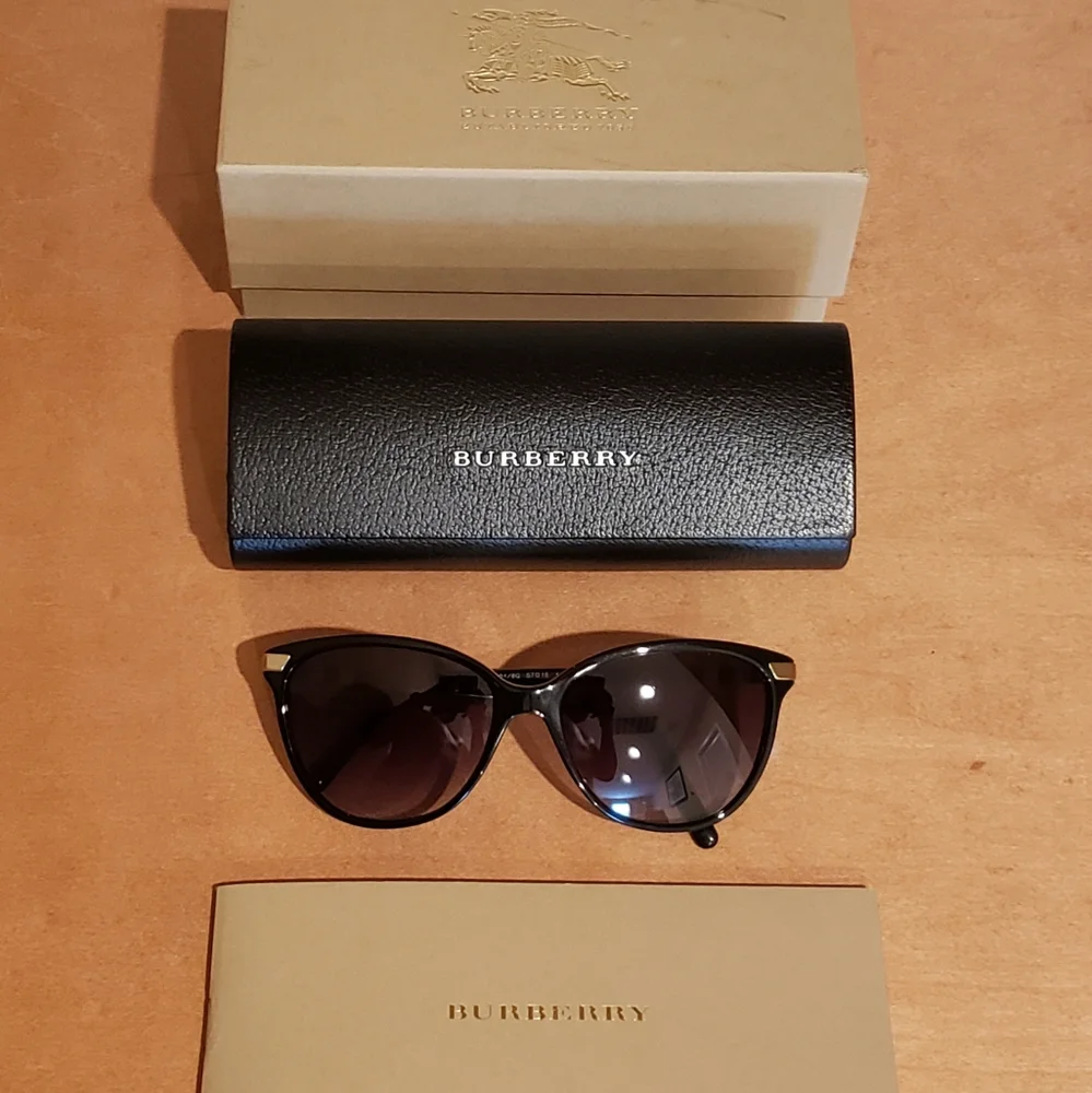 BURBERRY Women's B4216 3001/8G Sunglasses Lens Size 57mm (Black) - Picture 1 of 4